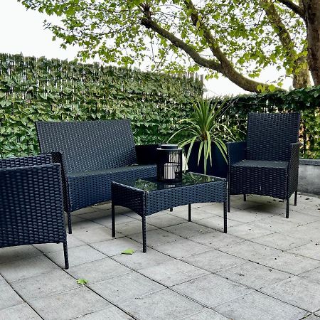 Stylish One-Bedroom Rental With Private Patio In Zone 2 London Kültér fotó