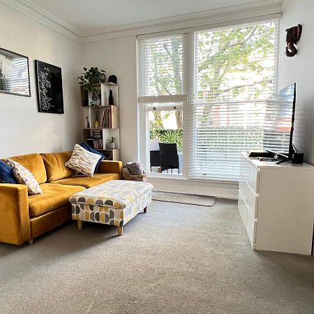Stylish One-Bedroom Rental With Private Patio In Zone 2 London Kültér fotó