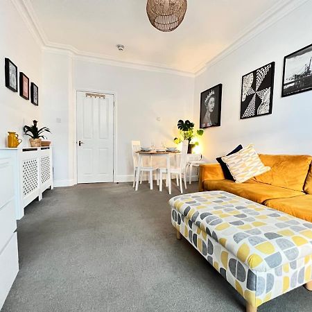 Stylish One-Bedroom Rental With Private Patio In Zone 2 London Kültér fotó