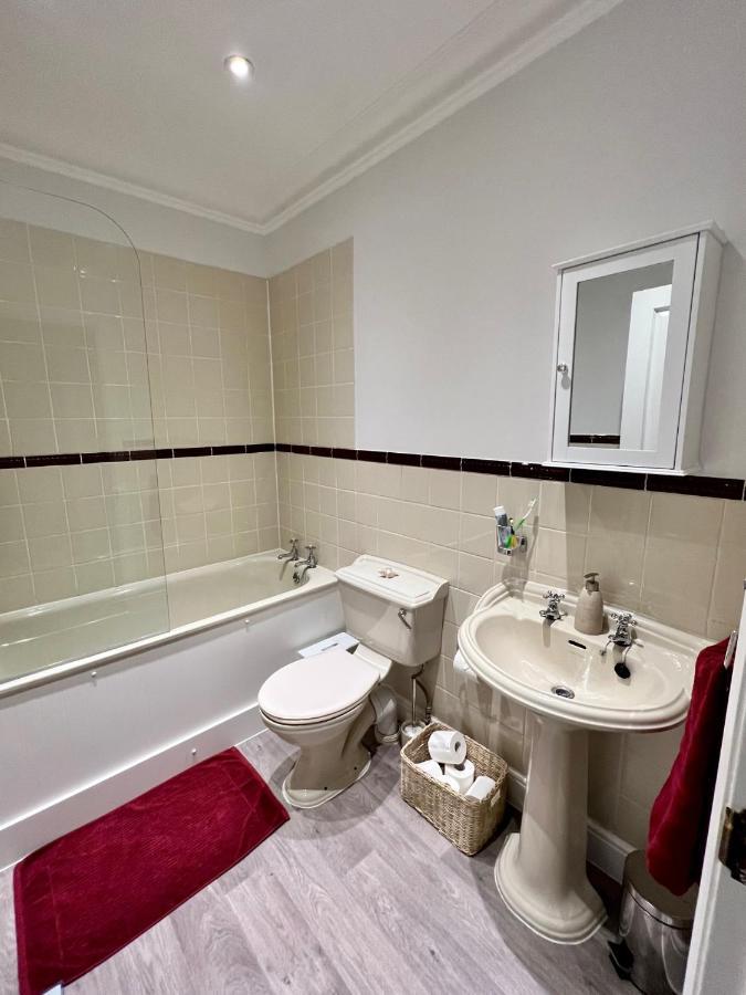Stylish One-Bedroom Rental With Private Patio In Zone 2 London Kültér fotó