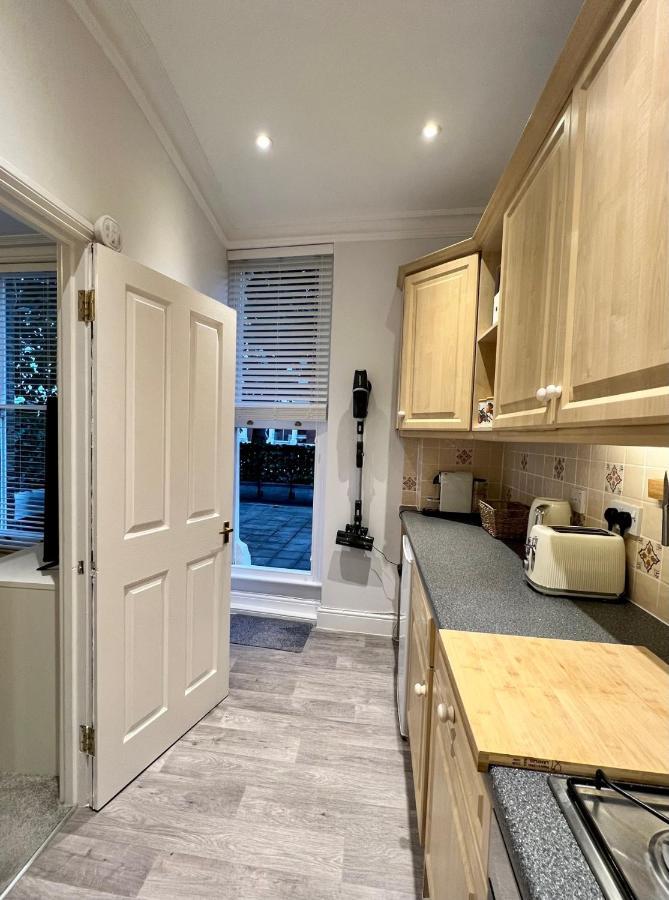 Stylish One-Bedroom Rental With Private Patio In Zone 2 London Kültér fotó