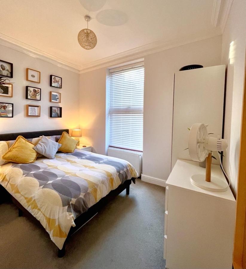 Stylish One-Bedroom Rental With Private Patio In Zone 2 London Kültér fotó