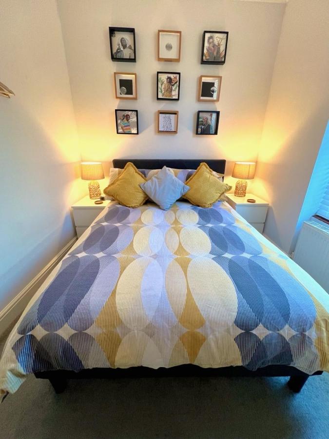Stylish One-Bedroom Rental With Private Patio In Zone 2 London Kültér fotó