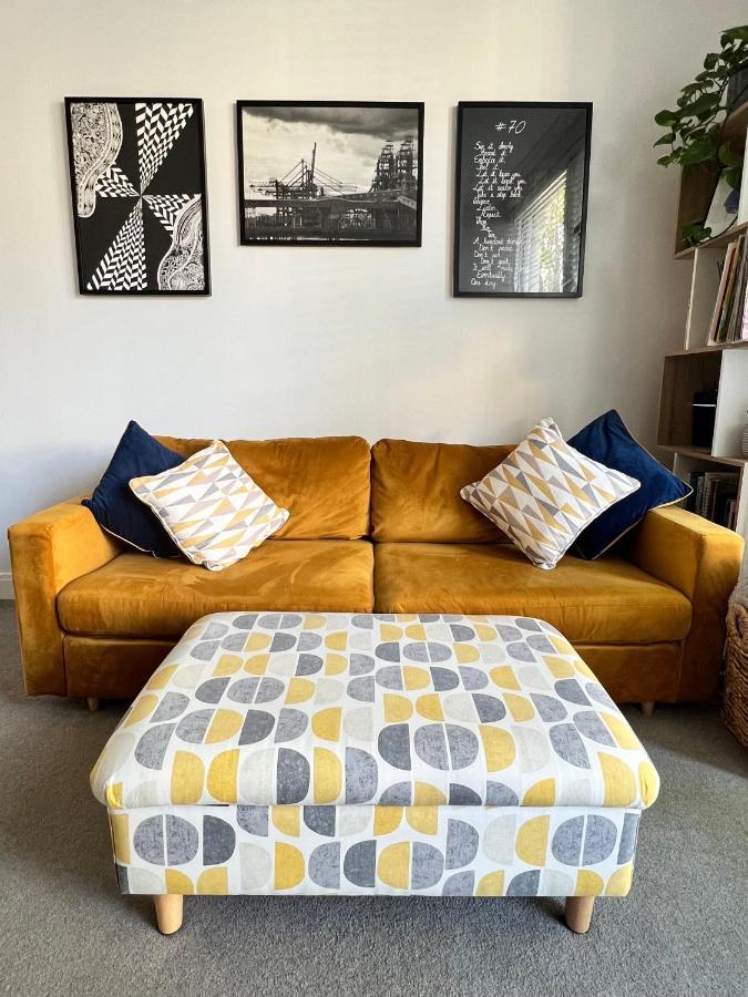 Stylish One-Bedroom Rental With Private Patio In Zone 2 London Kültér fotó