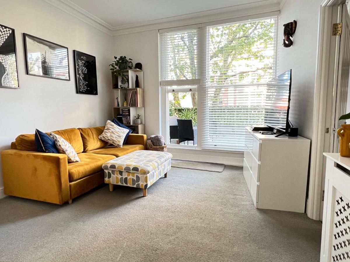 Stylish One-Bedroom Rental With Private Patio In Zone 2 London Kültér fotó