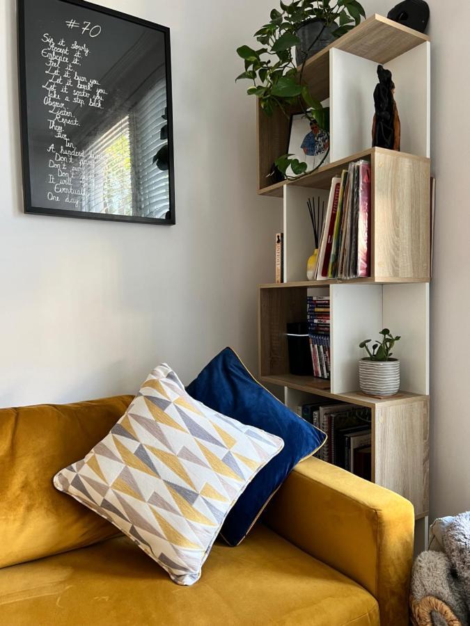 Stylish One-Bedroom Rental With Private Patio In Zone 2 London Kültér fotó