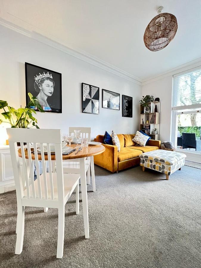 Stylish One-Bedroom Rental With Private Patio In Zone 2 London Kültér fotó