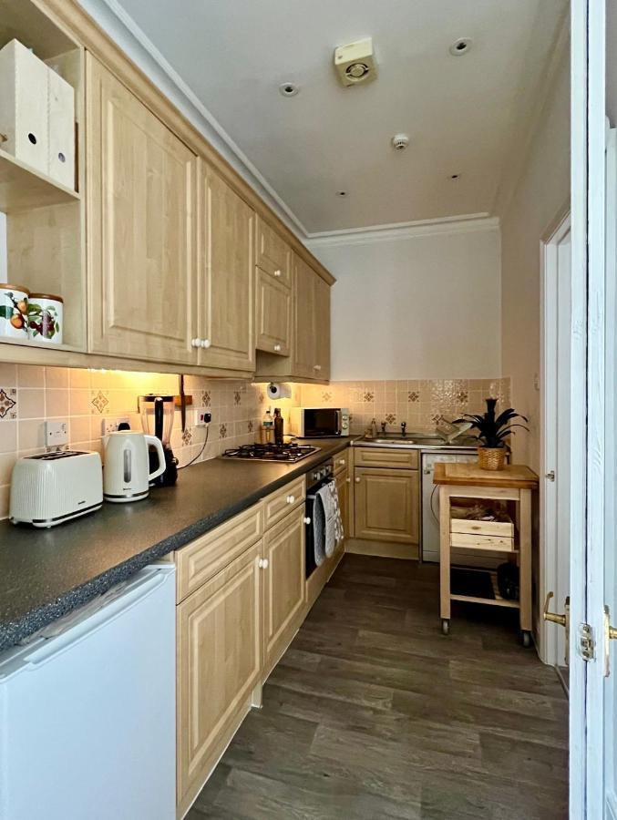 Stylish One-Bedroom Rental With Private Patio In Zone 2 London Kültér fotó