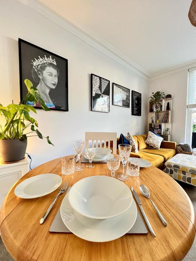 Stylish One-Bedroom Rental With Private Patio In Zone 2 London Kültér fotó