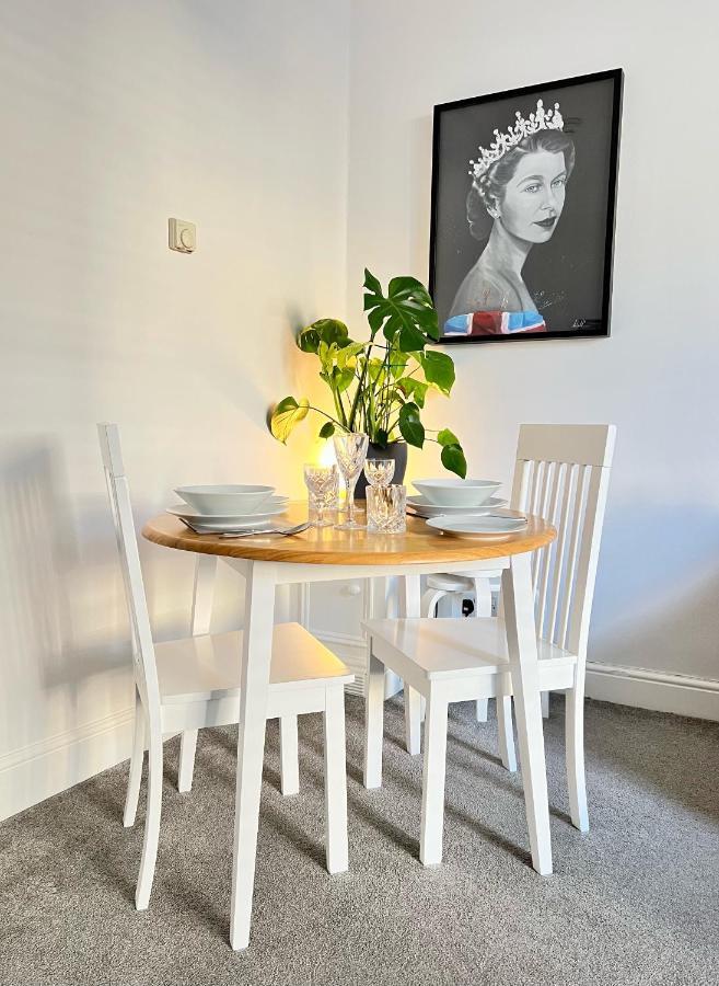 Stylish One-Bedroom Rental With Private Patio In Zone 2 London Kültér fotó