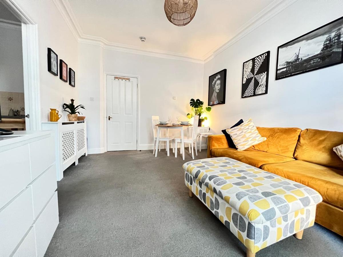 Stylish One-Bedroom Rental With Private Patio In Zone 2 London Kültér fotó